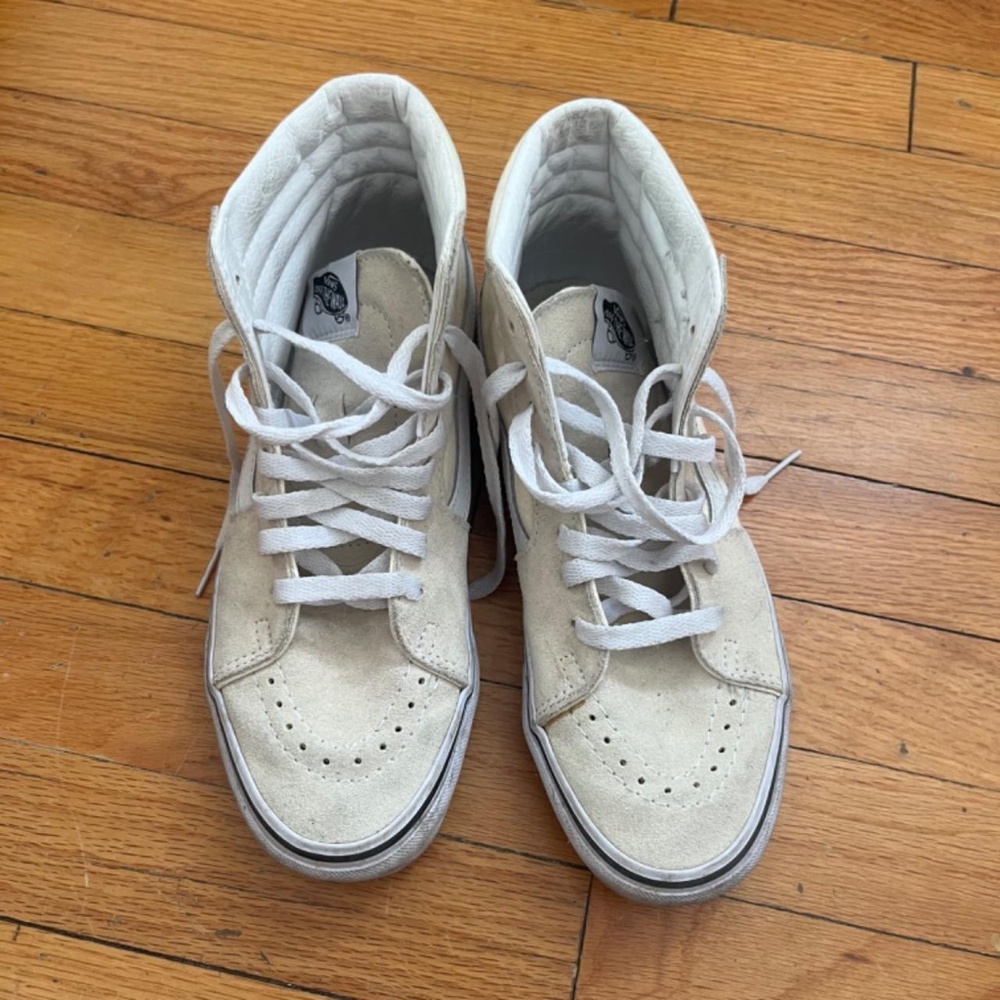 Vans Sk8-Hi Shoe in a cream suede, size 7 womens / size 5.5 mens